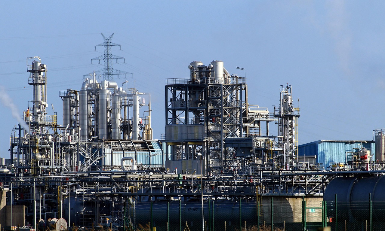 Opec+ povečuje proizvodnjo nafte, bodo cene še bolj padle?