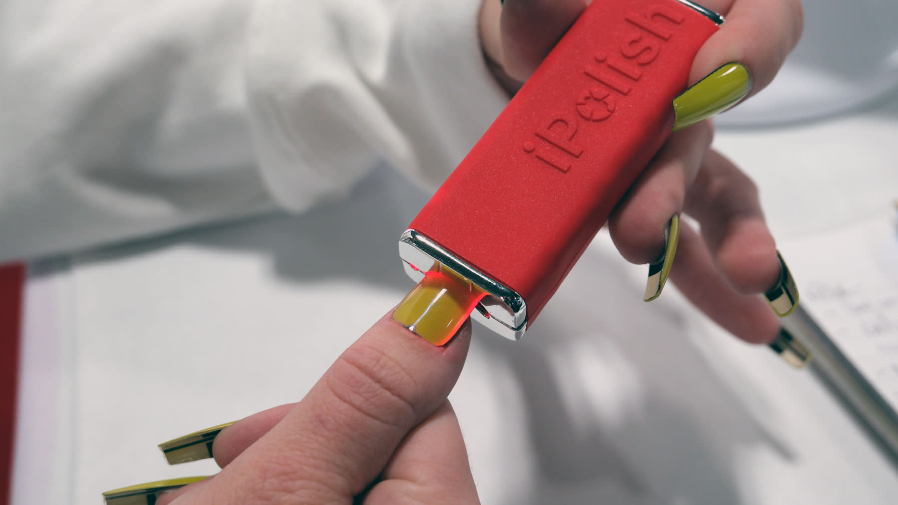 Je to konec kozmetičnih salonov? Nova tehnologija vam v sekundi spremeni barvo nohtov