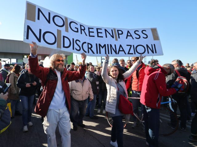 FOTO in VIDEO: V Italiji se nadaljujejo protesti proti zelenemu covidnemu potrdilu
