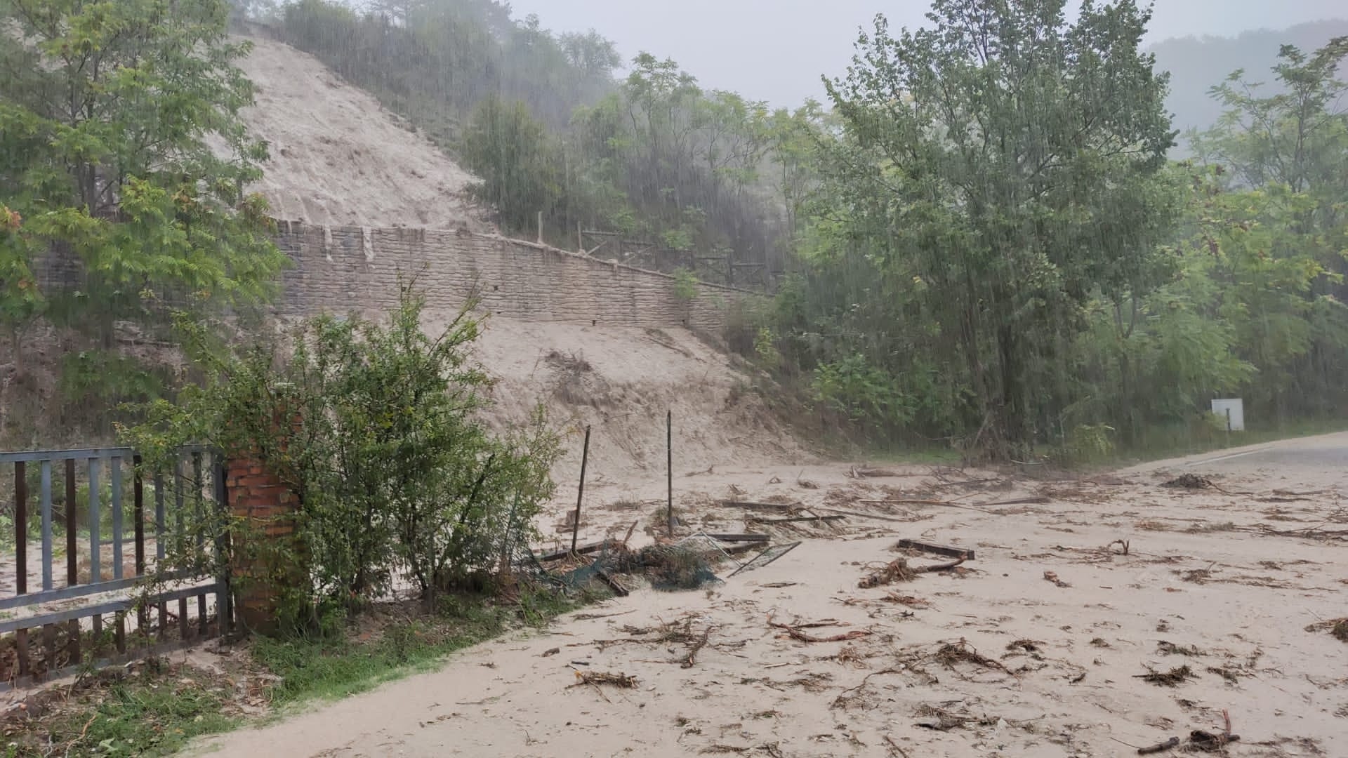 FOTO in VIDEO: Neurja pri naših sosedih terjala sedem življenj, med pogrešanimi tudi otrok