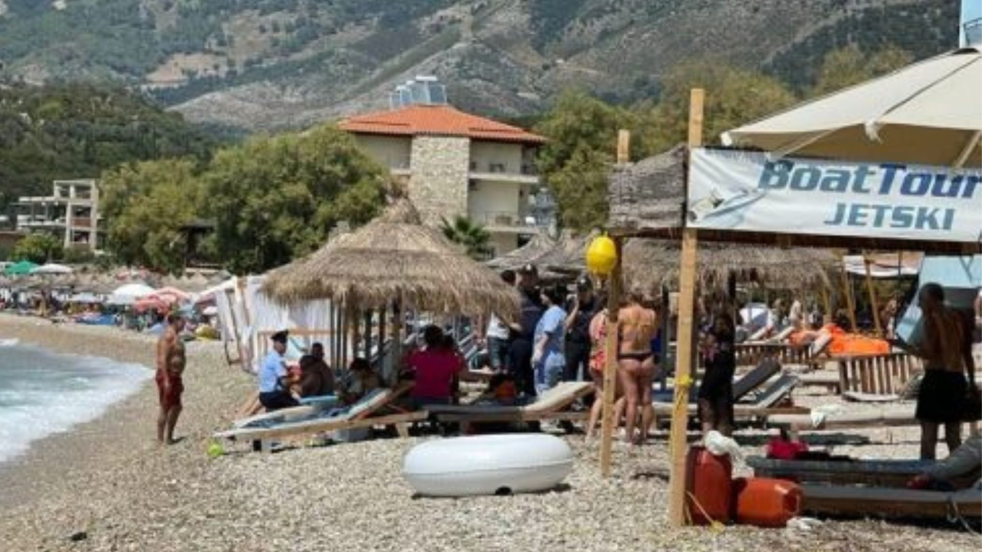 Tragično: Gliser zapeljal na območje, namenjeno kopalcem in pred očetom ubil 7-letno deklico