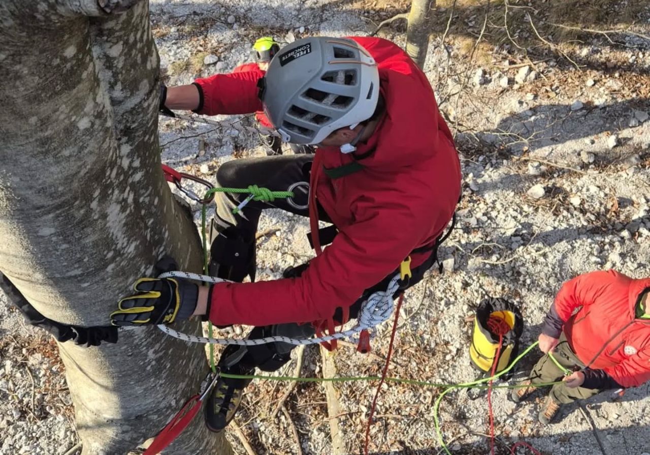 Kar dve nesreči: Gorski reševalci so morali pomagati jadralnima padalcema