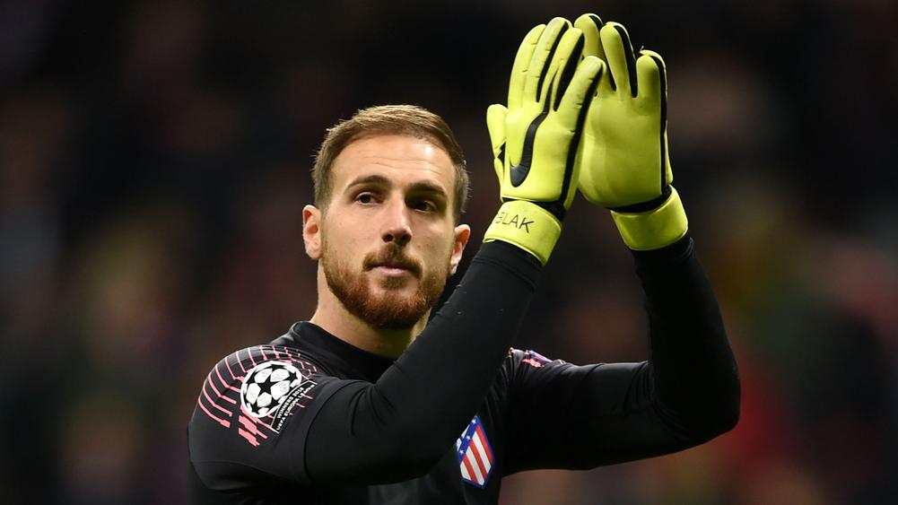 Jan Oblak po trčenju z igralcem v hudih bolečinah odšel z izgrišča