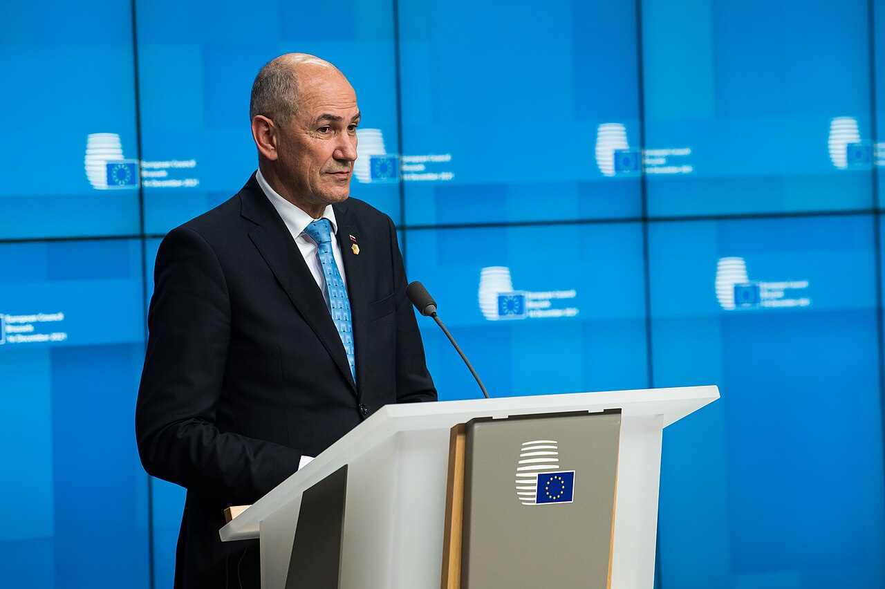 Država je premierju Janši morala izplačati več kot 110.000 evrov odškodnine z obrestmi