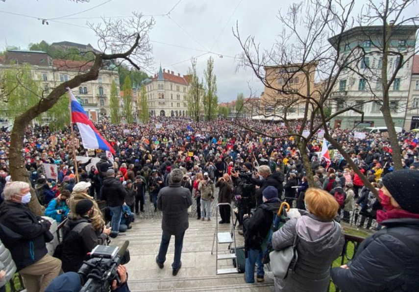 Ljubljanske ulice preplavilo več tisoč protestnikov, policisti ugotovili 45 kršitev