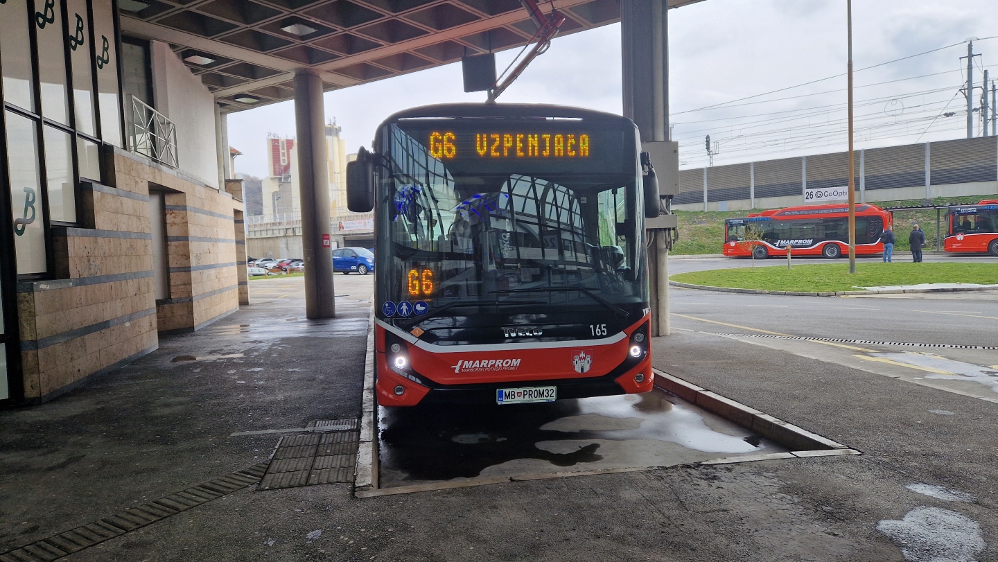 Na mizi predlog o začasnemu brezplačnemu javnemu prevozu in omejitvi hitrosti na avtocestah