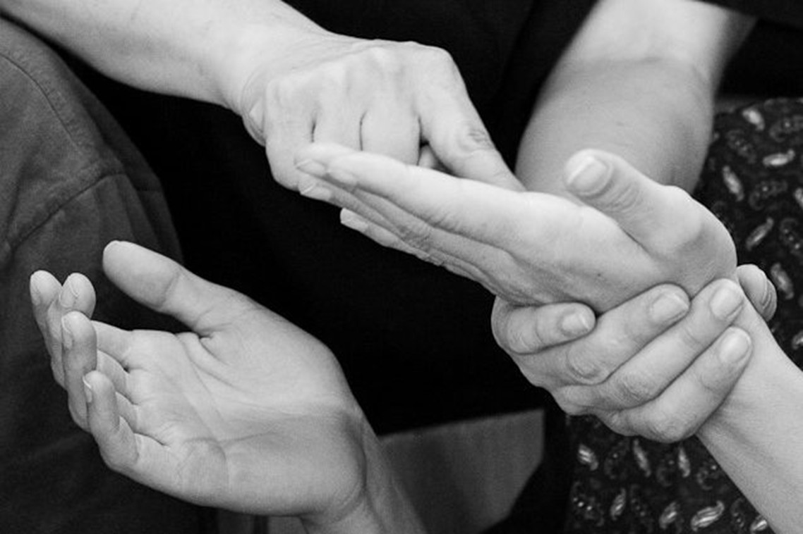 Dotik kot jezik, družba kot ovira: 480 ur tolmačenja, a šele leta 2027