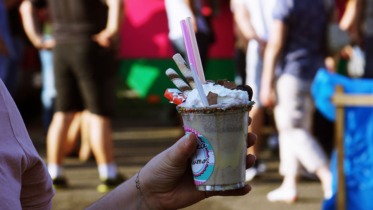 Naročila je milkshake, nato umrla: Usodna napaka v kavarni terjala življenje 12-letne Mie