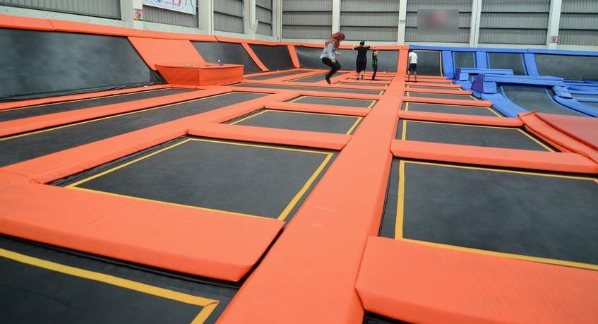 V trampolin parku huda poškodba akrobata, borijo se za njegovo življenje