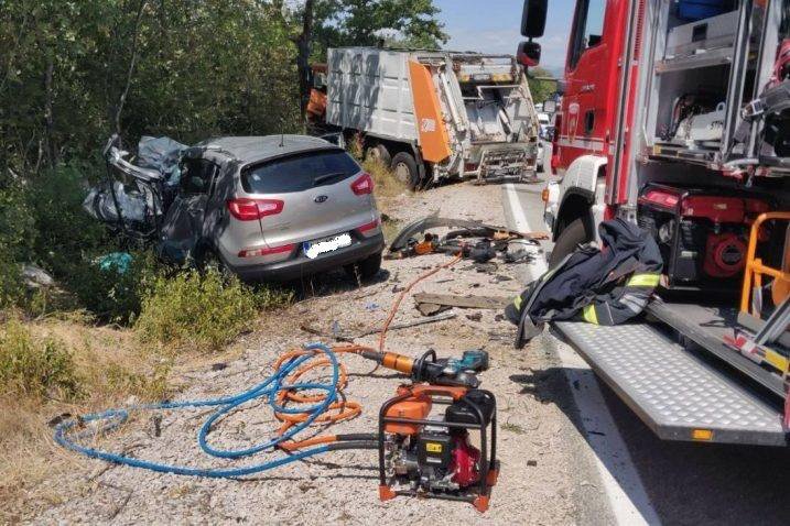 FOTO: Tragično, Slovenka na Krku trčila v tovornjak in na kraju nesreče umrla