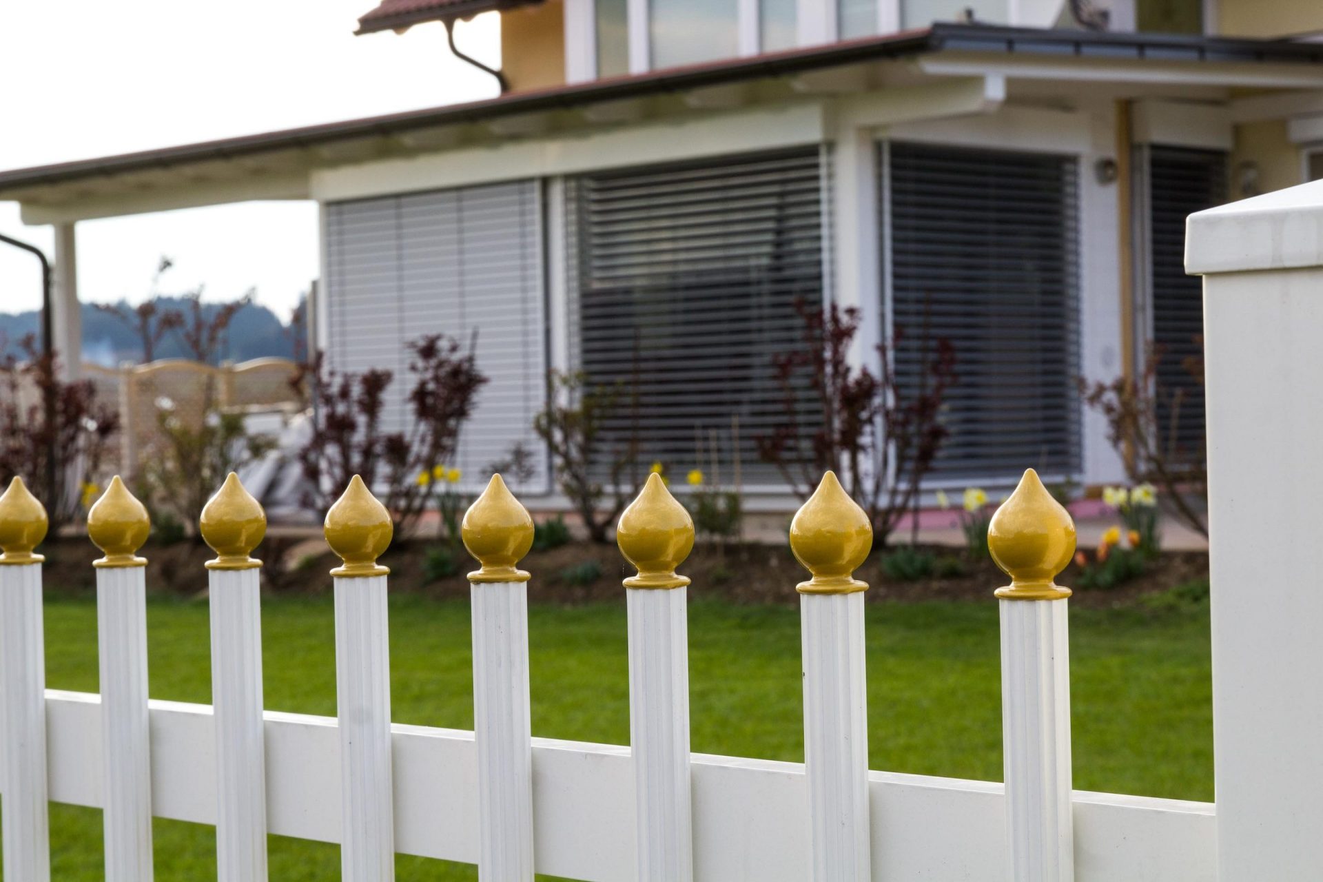 Kako izbrati popolno barvo in stil aluminijaste ograje za vaš dom