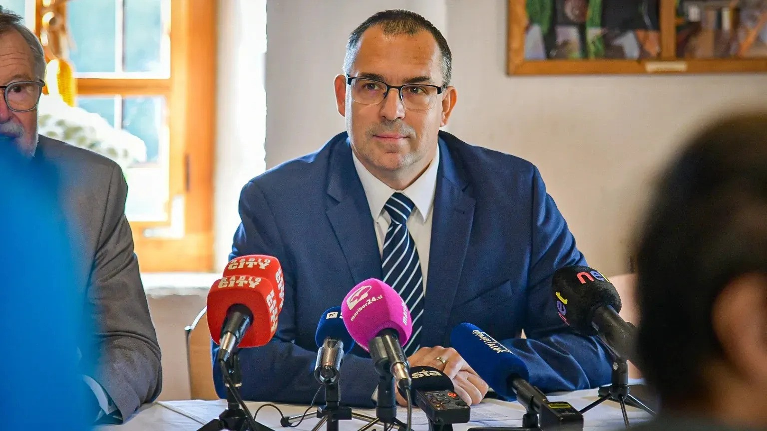 V Mariboru ustanovili novo politično stranko Suvereni: Vodi jo poslanec Dejan Kaloh