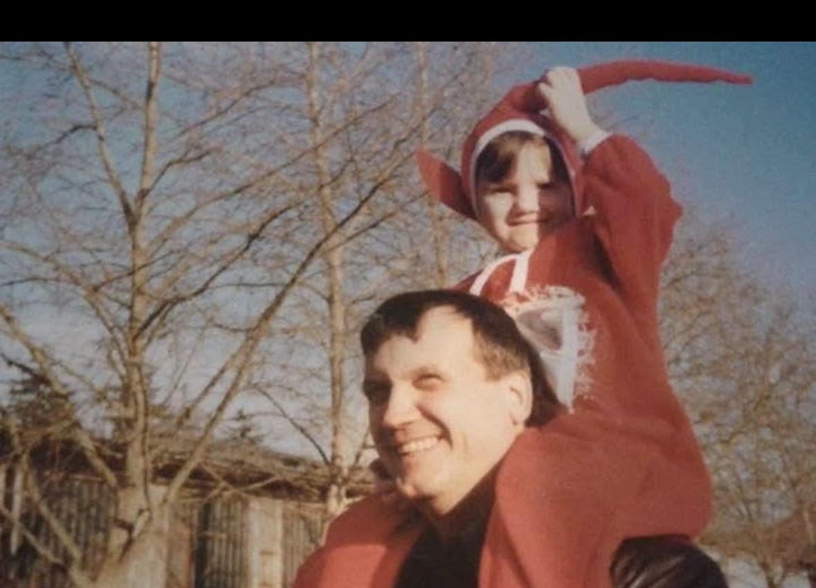 »Kliki niso vredni človeškega življenja«: Ana Kamenik o očetovi smrti, javnem linču in knjigi Ravnateljeva hči