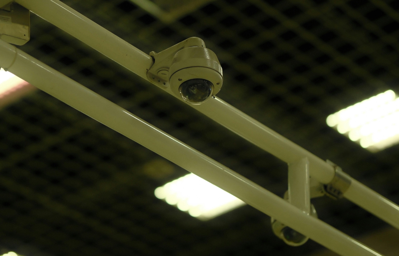 Radovednost ga bo drago stala: Zaradi prikritega nadzora bo moral plačati 70.000 evrov