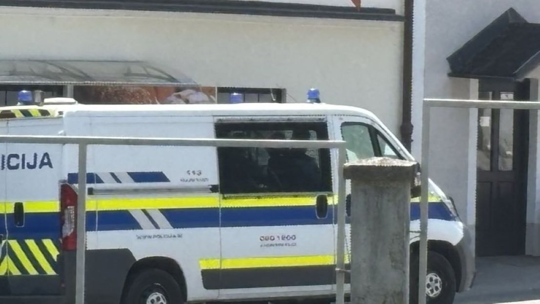 FOTO: V Kamnici stanovalec najprej razgrajal, nato se je 'spravil' na policiste