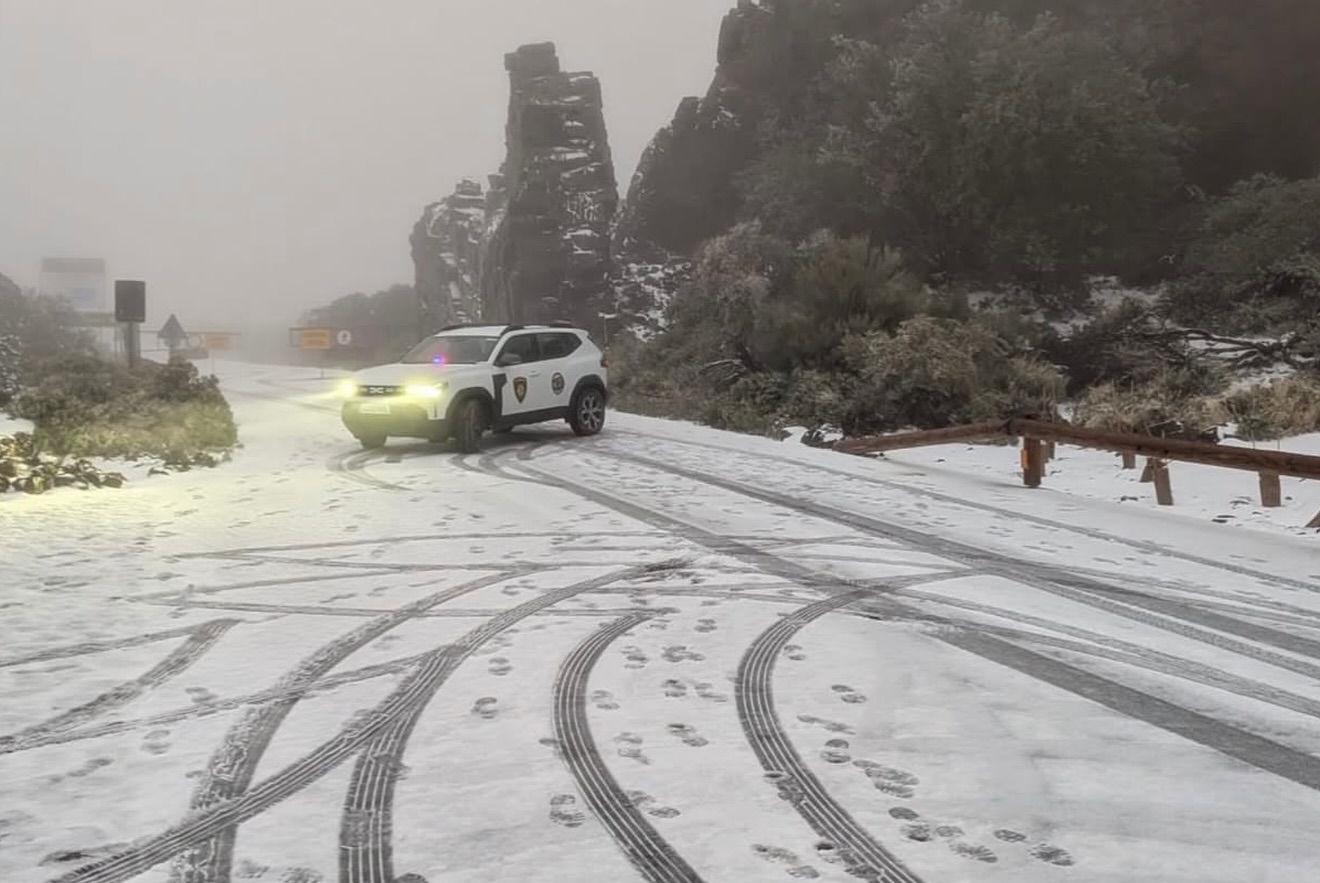FOTO in VIDEO: Aktivirali načrt za izredne razmere, na Kanarskih otokih zapadel sneg