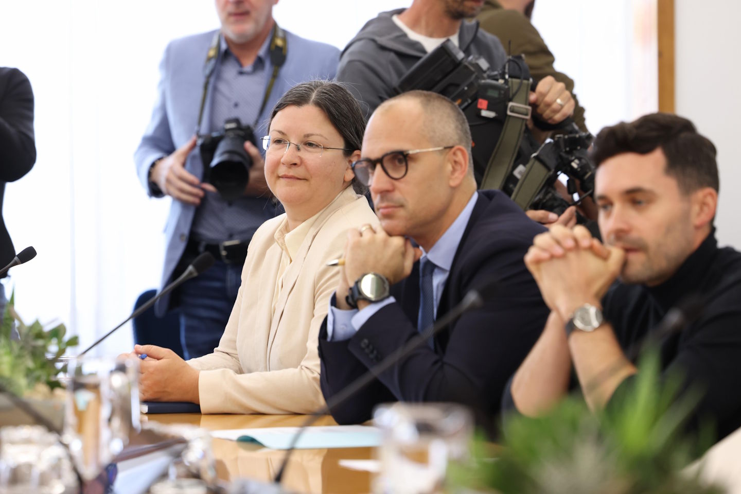 Poslanci stranke Resni.ca naj bi prejeli ponudbe koristi v zameno za politične odločitve
