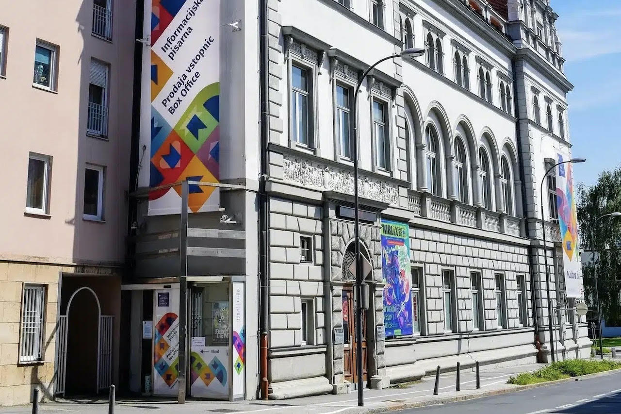 Umetnost, ki gre v kovček: Kibla ob 30-letnici odpira mednarodno razstavo