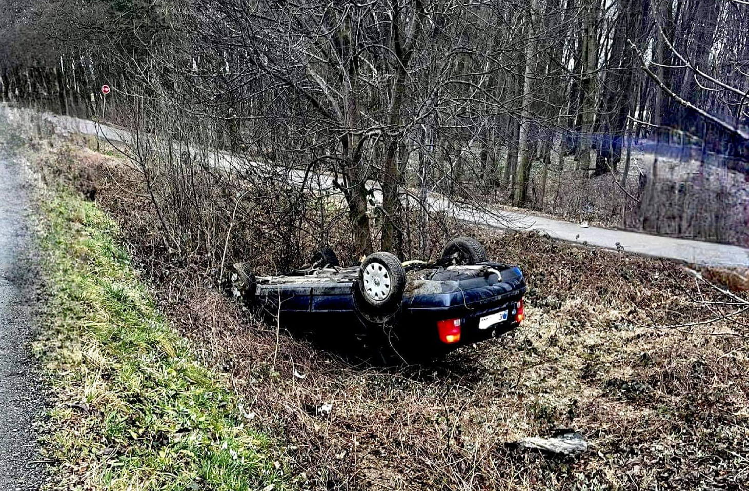 FOTO: Zapeljal s ceste in končal na strehi