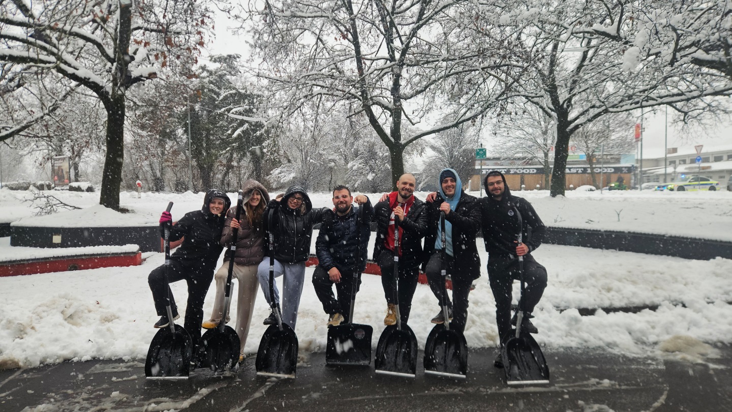 Ob obilnem sneženju mariborski študenti priskočili na pomoč najšibkejšim