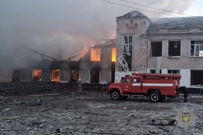 Eksplozije na zahodu Ukrajine, poteka reševanje, v Mariupolju zmanjkuje vode