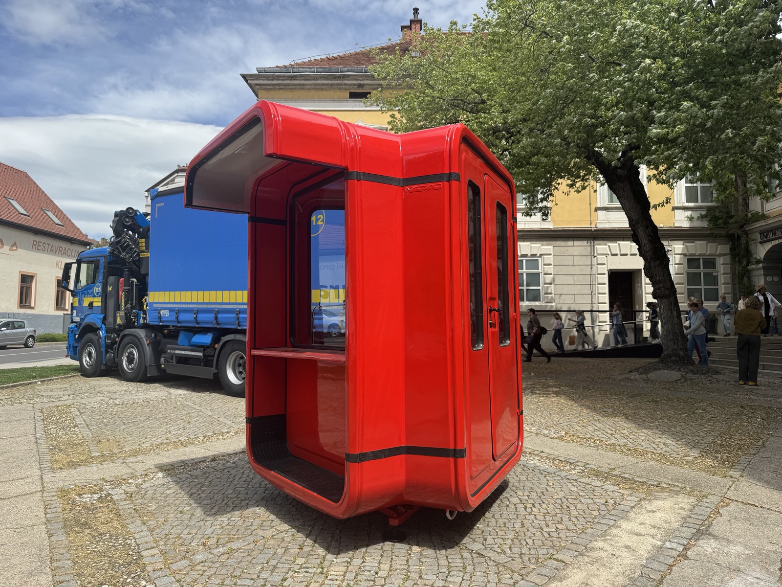 FOTO: Ikonični prenovljeni Kiosk K67 že kraljuje pred UGM