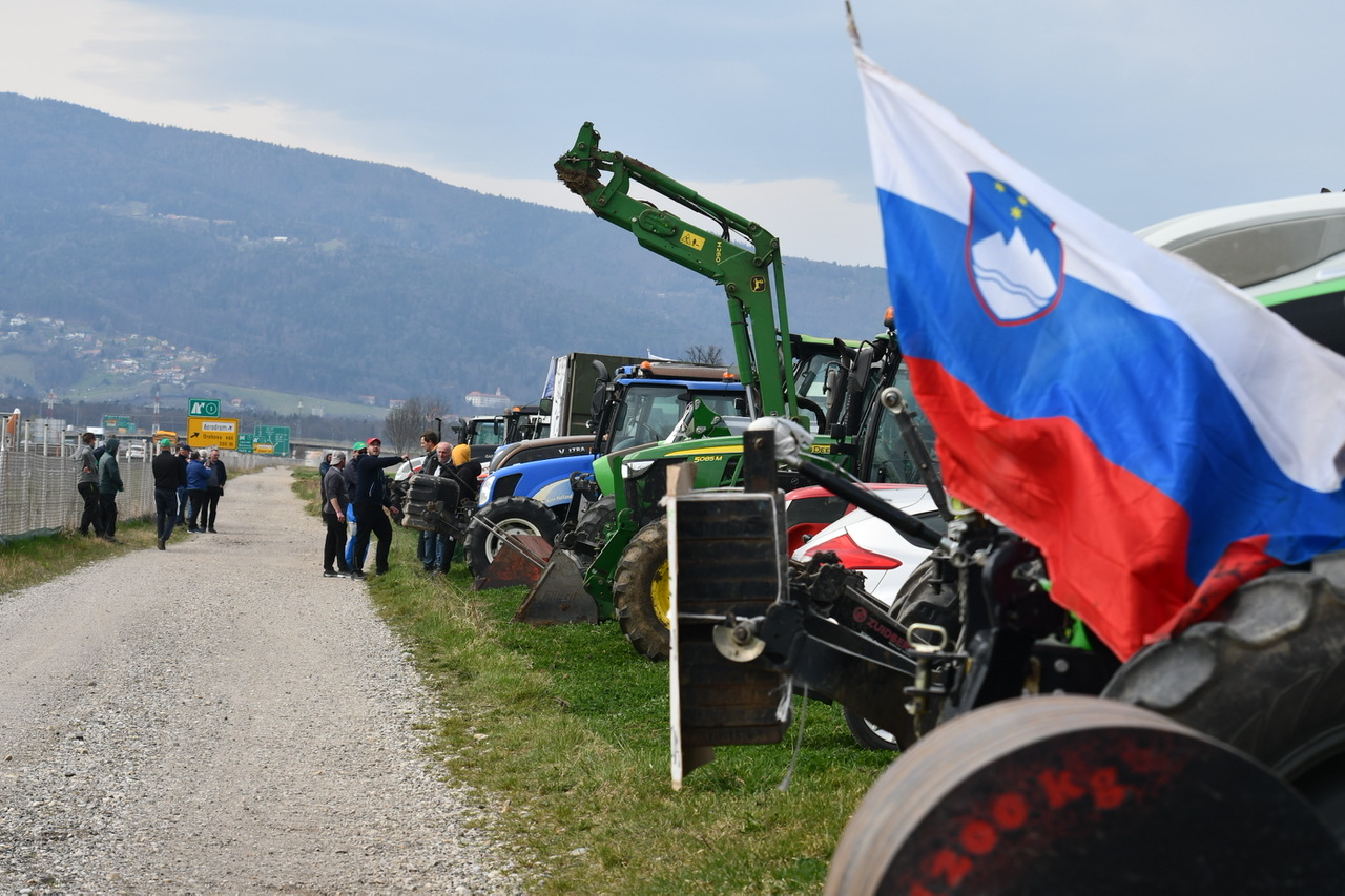 Ministrstvo napoveduje pomoč avtoprevoznikom in kmetom: Cilj je ...