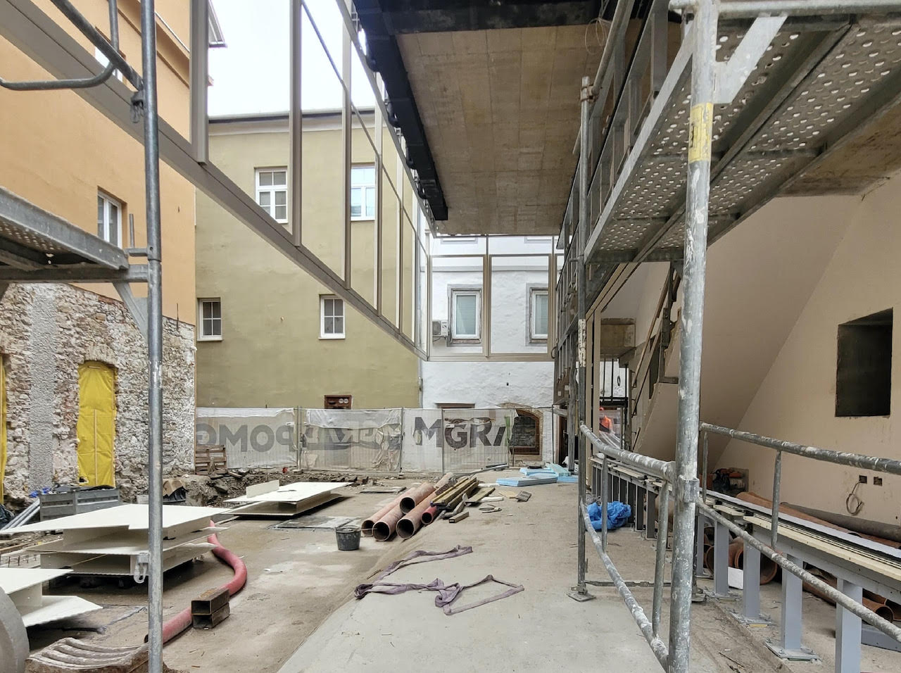 Velik napredek pri Rotovžu: Povezava med Lekarniško ulico in trgom že vidna