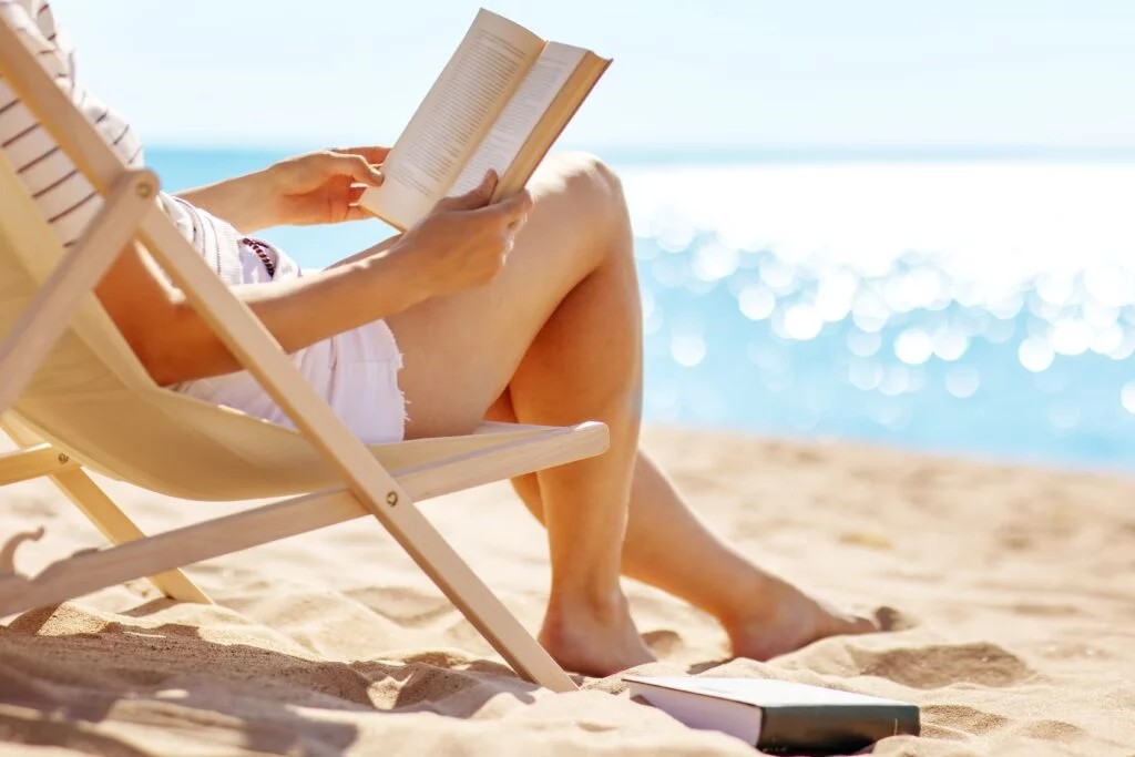 Kaj brati na plaži? TOP knjige tega poletja po mnenju Mariborčanov