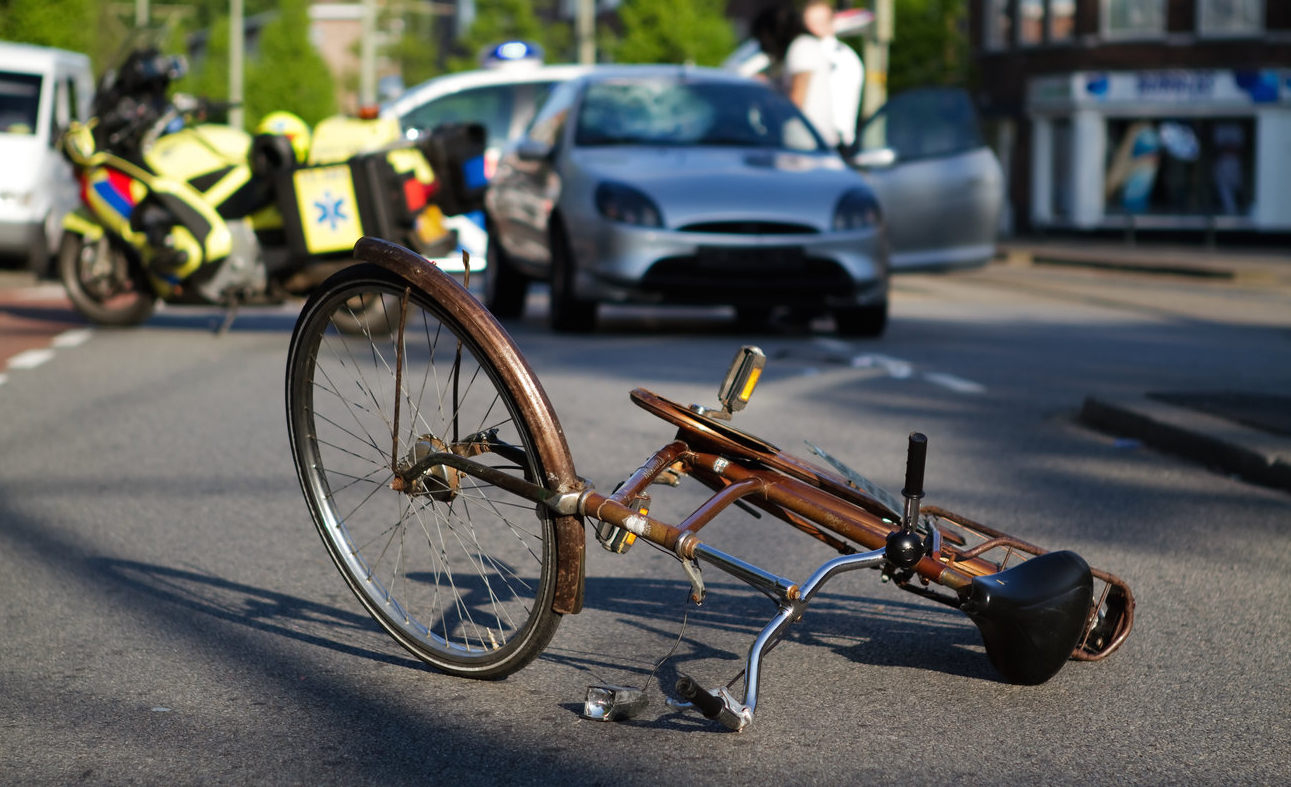 V Mariboru v prometni nesreči hudo poškodovan 50-letni kolesar