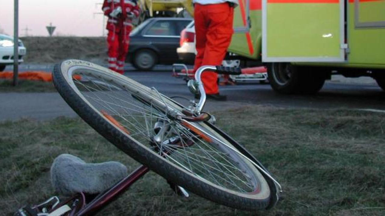 PU Maribor: Voznik tovornega vozila trčil v drog, ta je padel na kolesarja in ga poškodoval