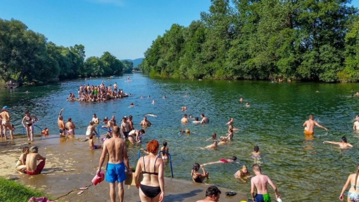 Sredi največje sezone zelo pestro na slovenskem kopališču, 44-letnika je odpeljala policija