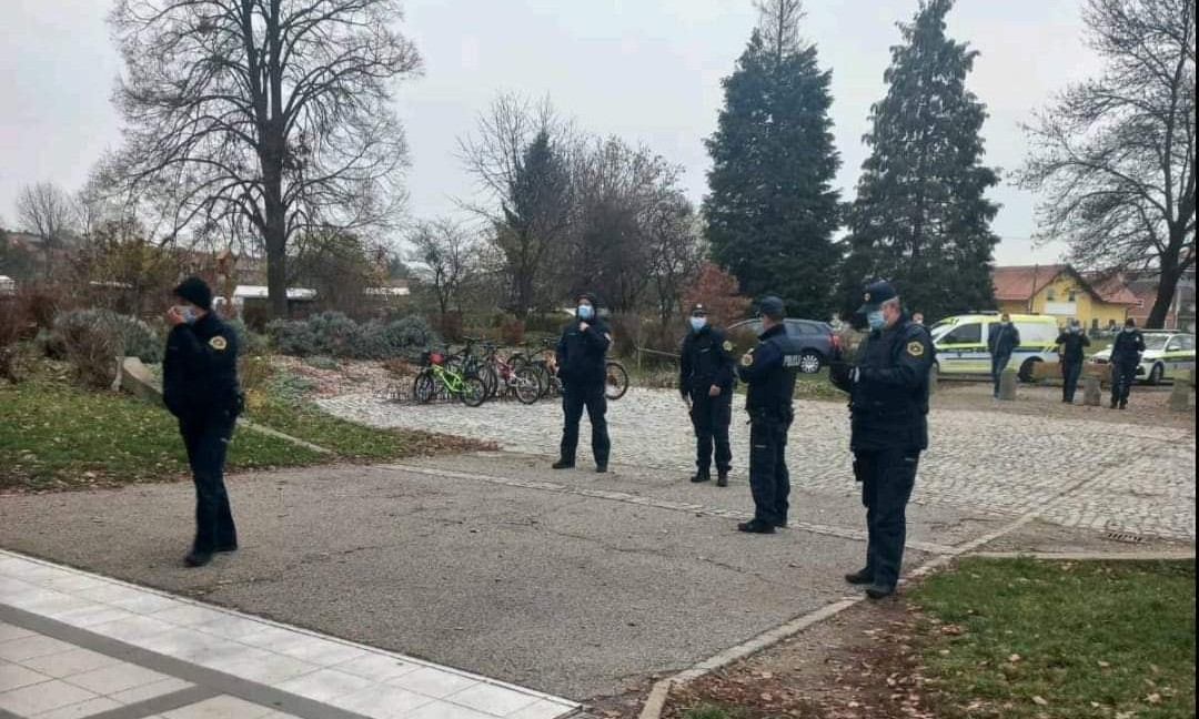 Protestnikom pred eno od mariborskih osnovnih šol policisti izdali kazen