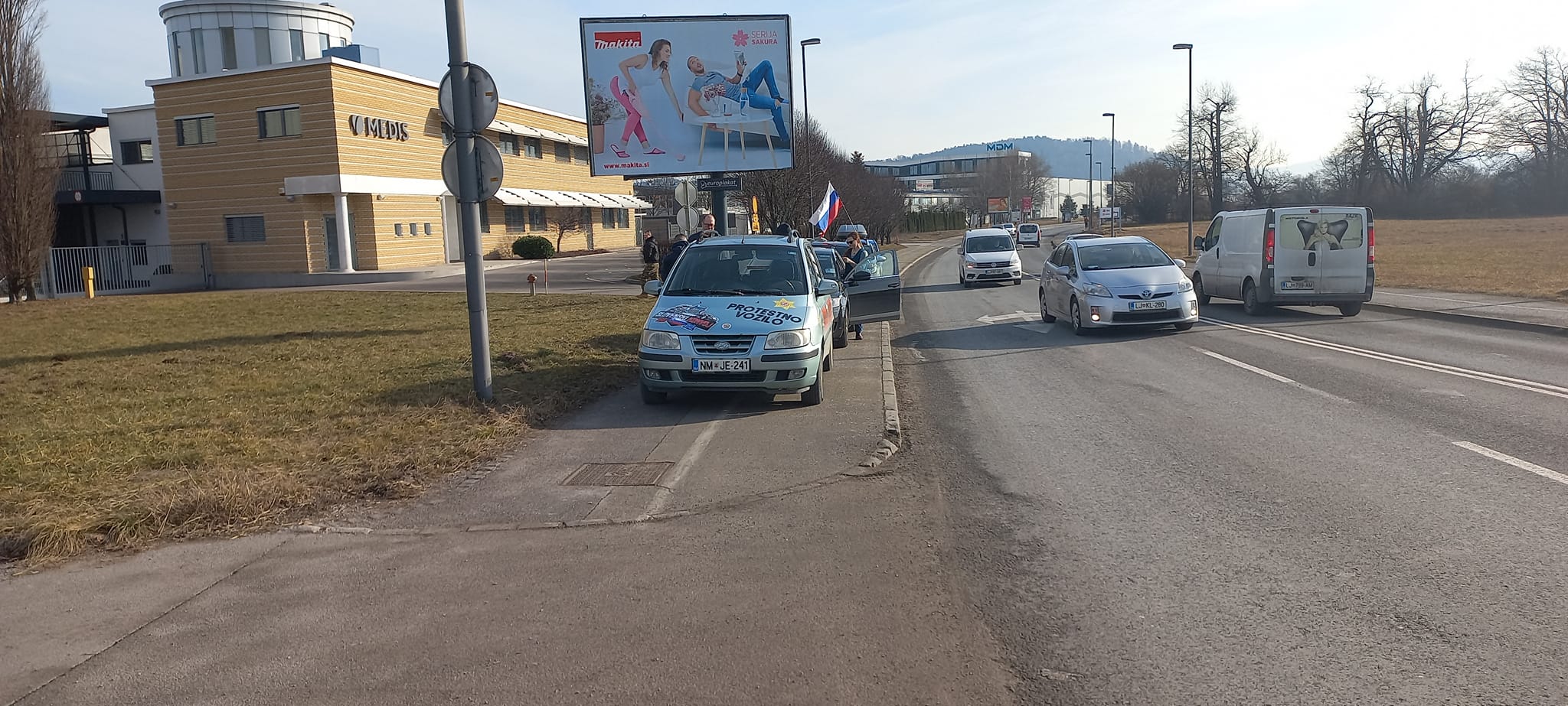 FOTO: Na protestu se je zbralo nekaj deset vozil