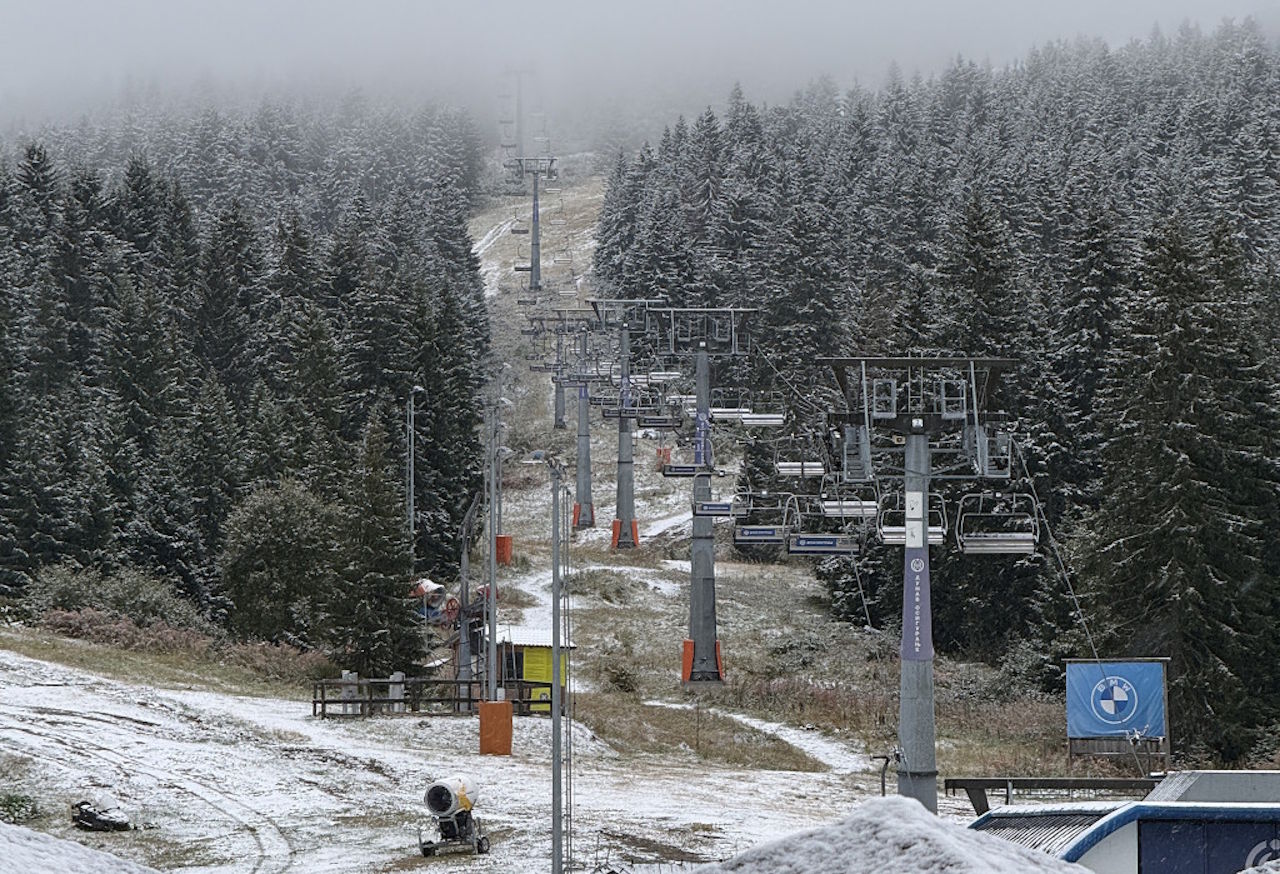Iz 14 stopinj v zimo: Srbski Kopaonik presenetil prvi sneg, napovedujejo ga še več (FOTO in VIDEO)