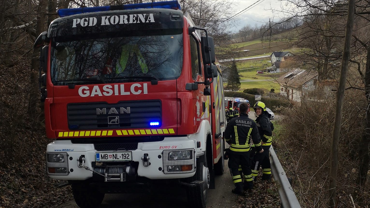 Močan veter na Štajerskem odkrival strehe, zaradi vetra številni izpadi elektrike