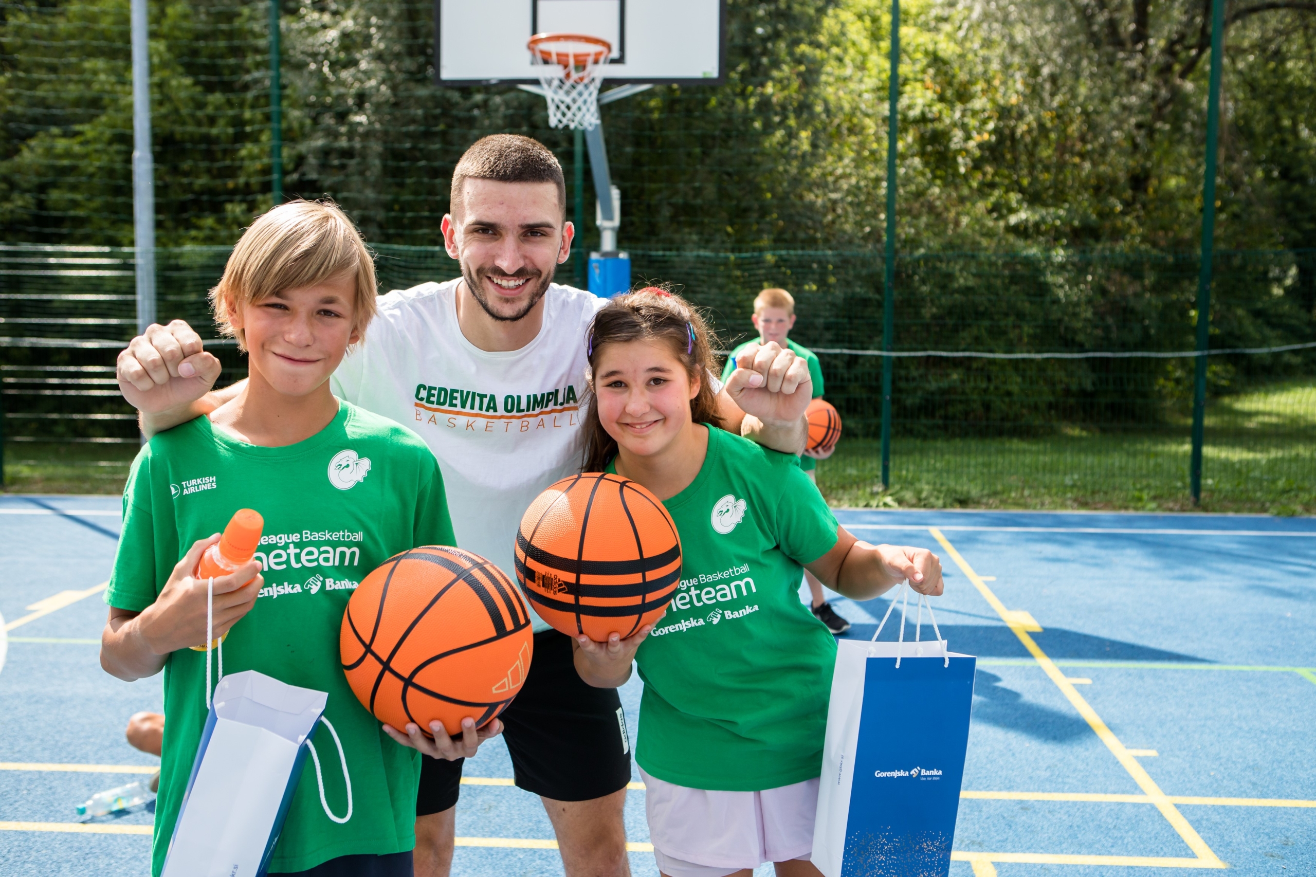 Košarkaši risali nasmehe otrokom iz socialno šibkejših okolji