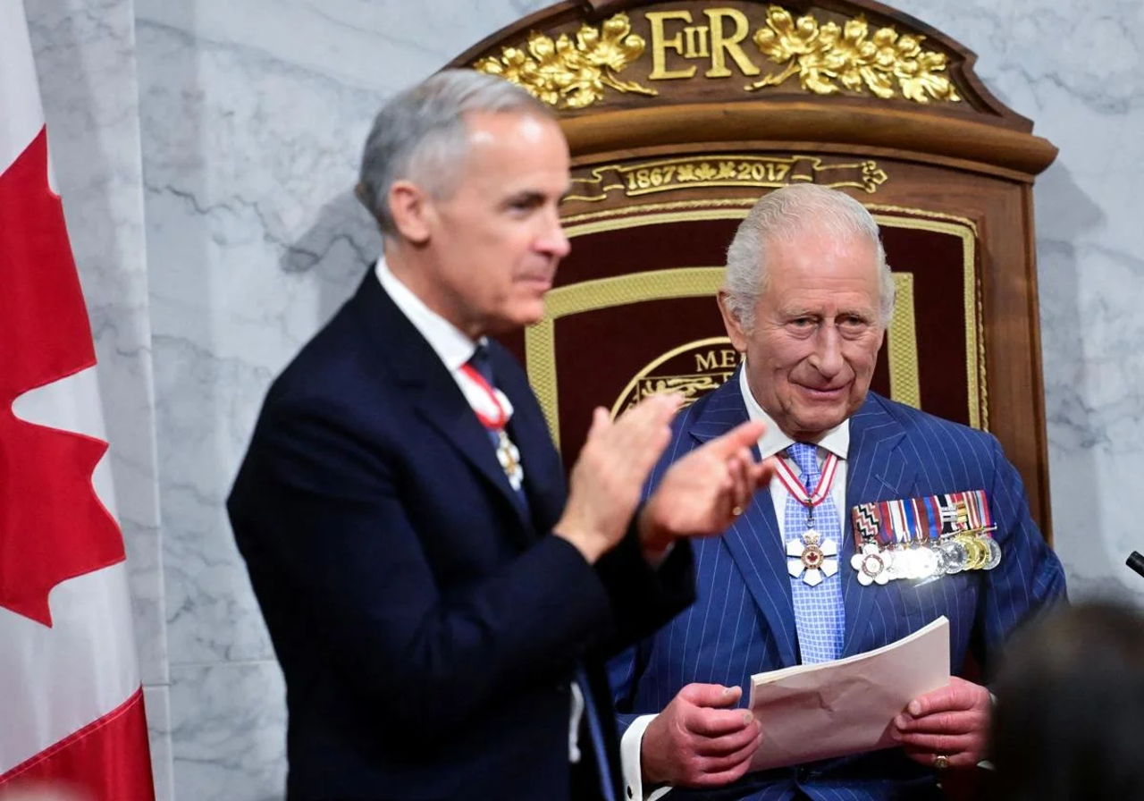 Kralj Karel III. sprožil postopek za odvzem kraljevih nazivov