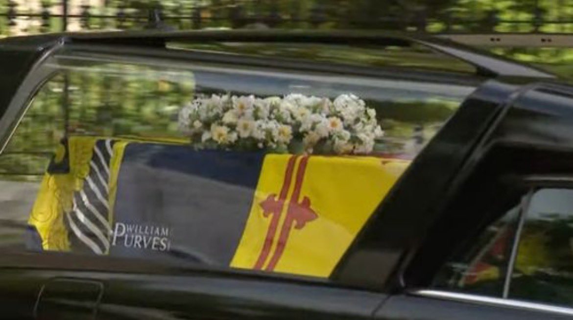 VIDEO: Elizabeta II. na svoji zadnji poti, nabirajo se množice, ki jo bodo pospremile