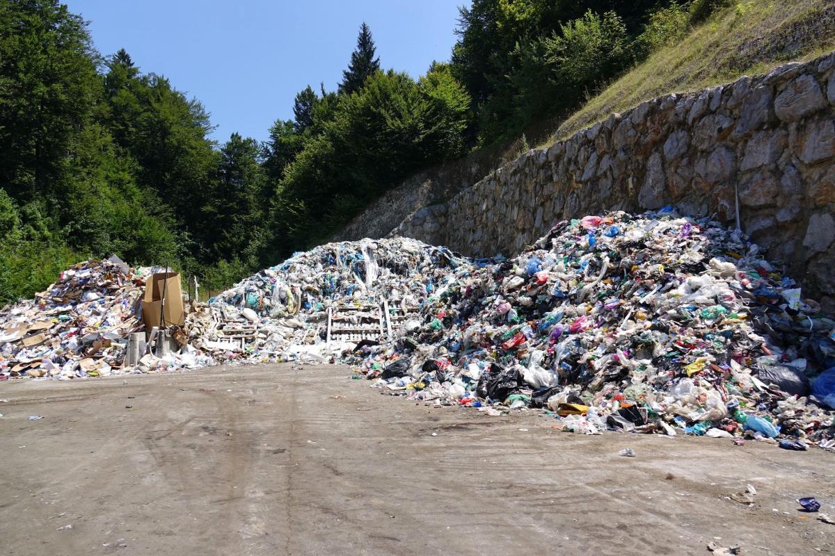 Grozljivo: Blizu Grosuplja med odpadki našli truplo dojenčka