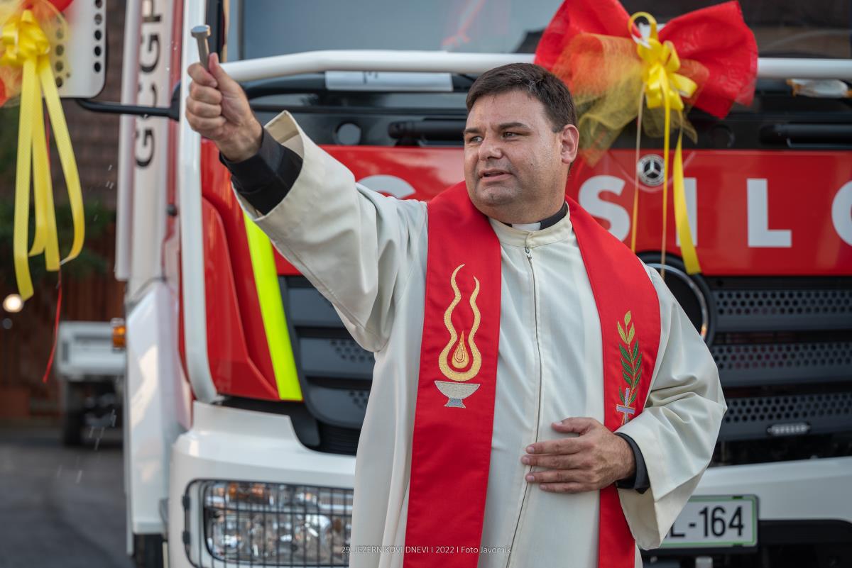 FOTO: V Lovrencu blagoslovili novo gasilsko vozilo