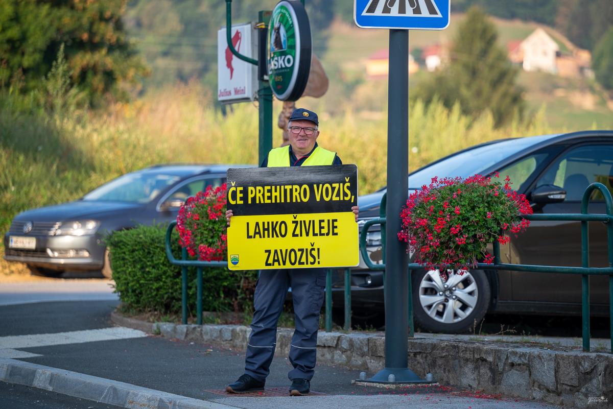 Unikatne opozorilne table za lovrenške prvošolčke