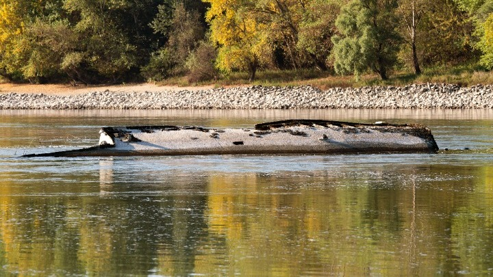 FOTO in VIDEO: Nizki vodostaj Donave razkril nacistične vojne ladje polne eksploziva