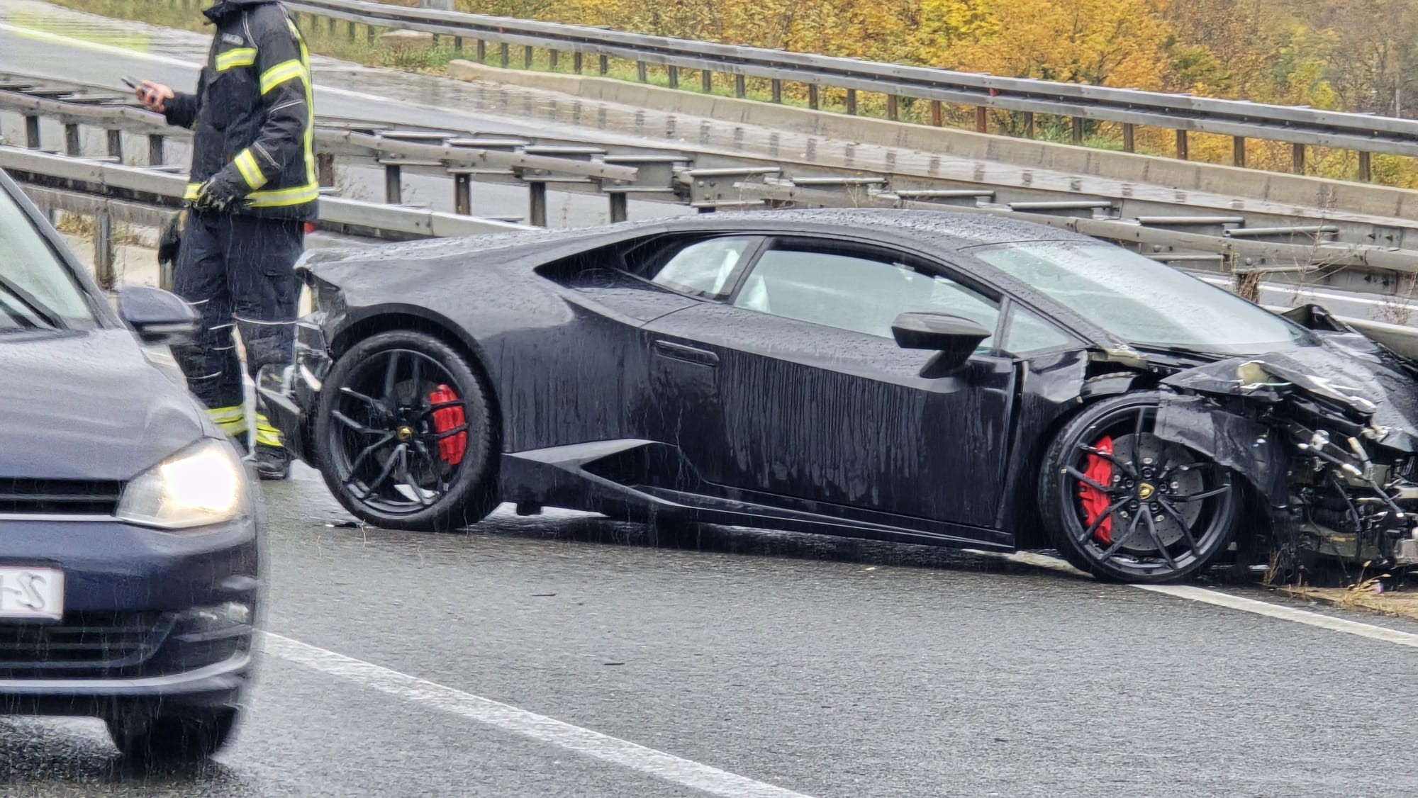 Na avtocesti A1 razbit Lamborghini, voznik odnesel le z globo (FOTO)