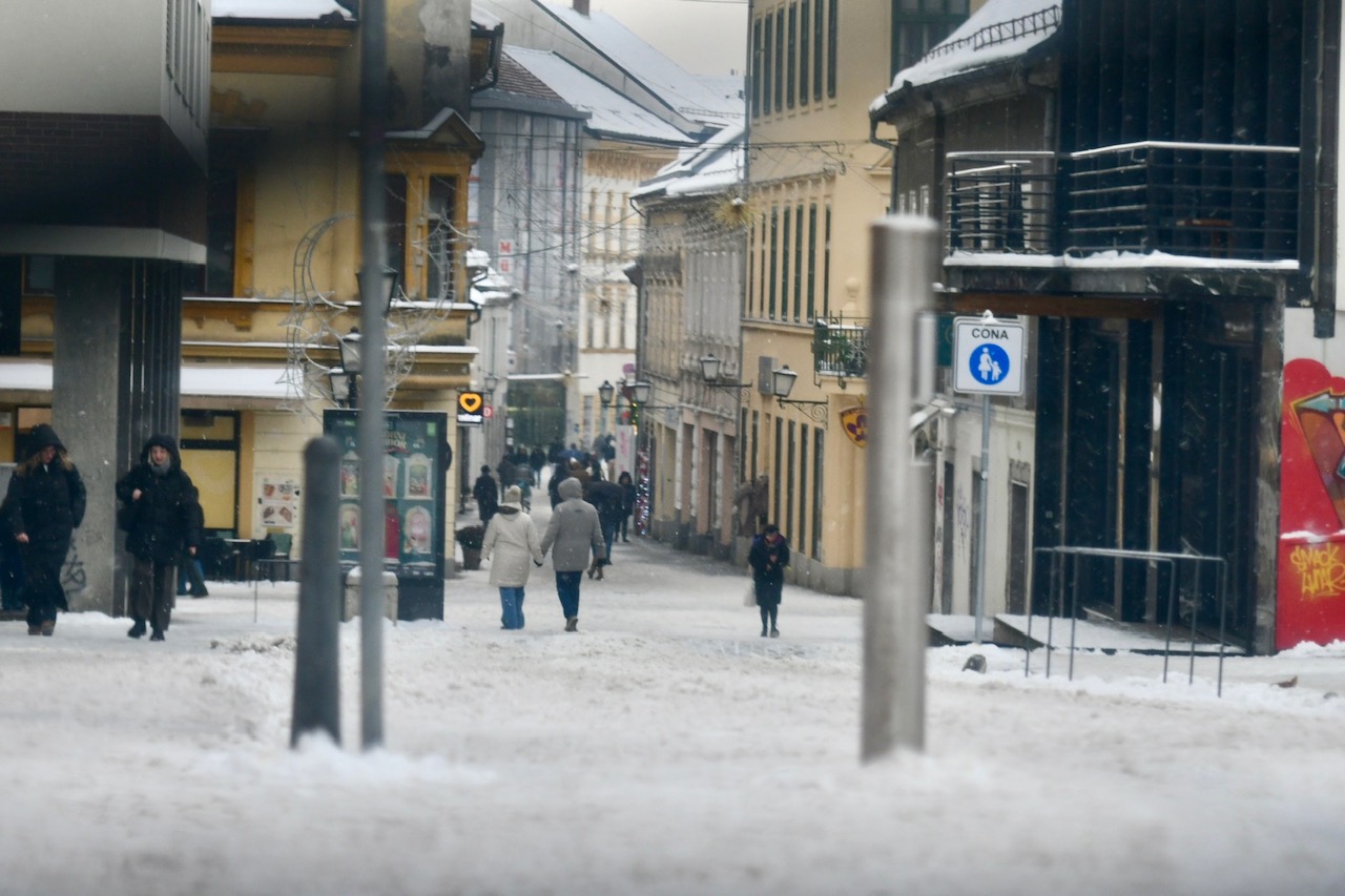 Je Maribor pozabil na pešce? Teden dni po snegu so pločniki in kolesarske steze še vedno pod ledom