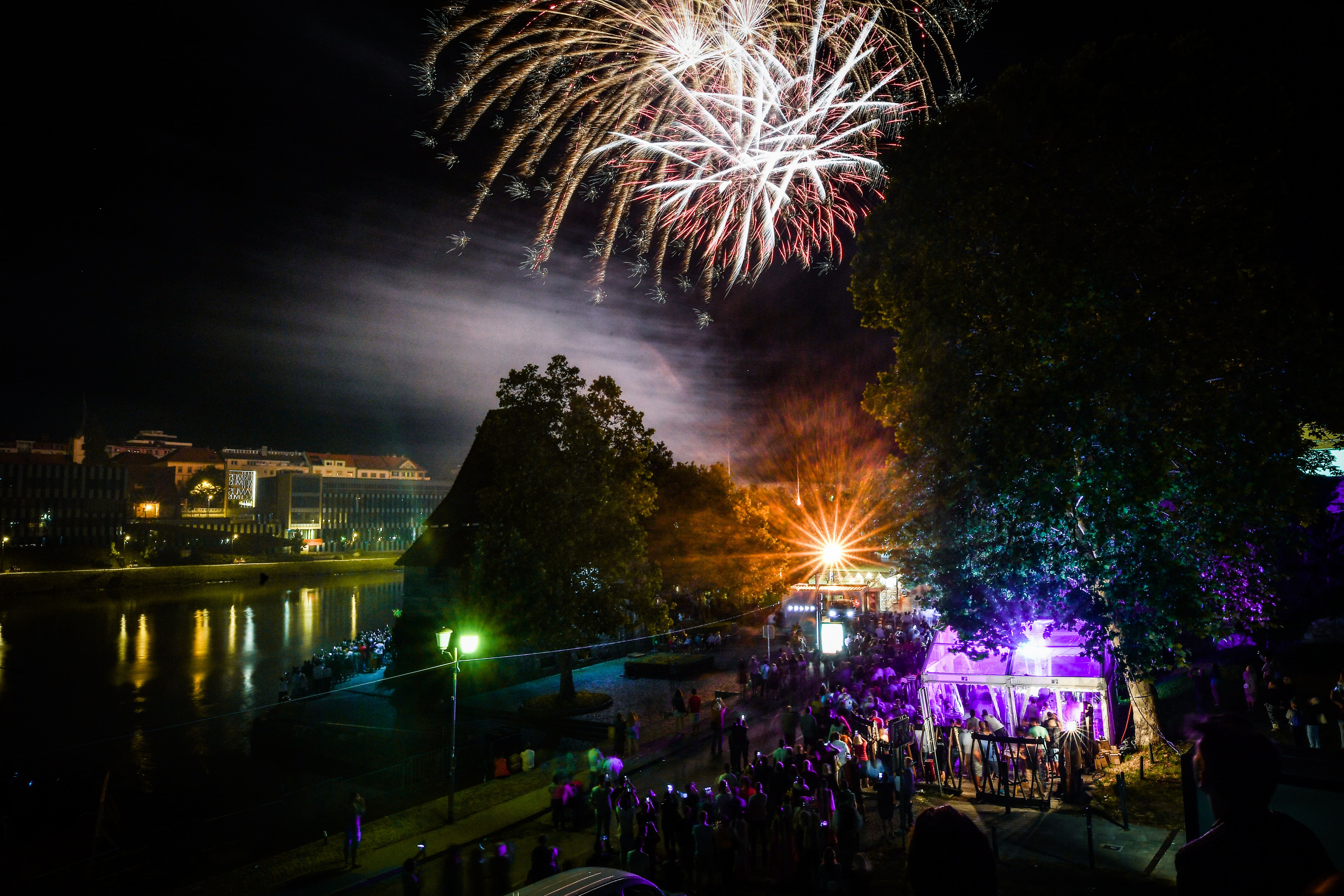 Od plavajočega odra na Dravi do mestnih trgov: Kako se je skozi leta spreminjal Festival Lent in kaj nas čaka letos?
