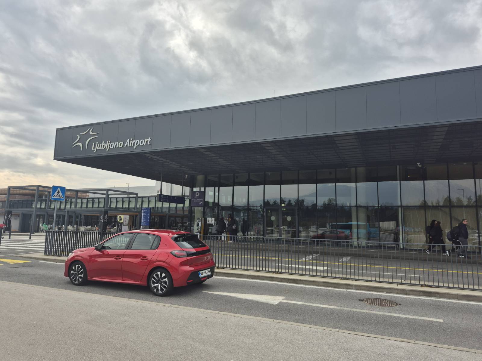 Vlada zaključila evakuacijo: Na varno v domovino pripeljali 912 slovenskih državljanov