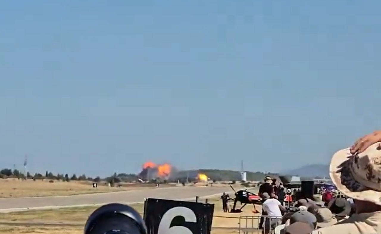 F-4 Phantom strmoglavil v bližini Aten, nesrečo videli številni (VIDEO)