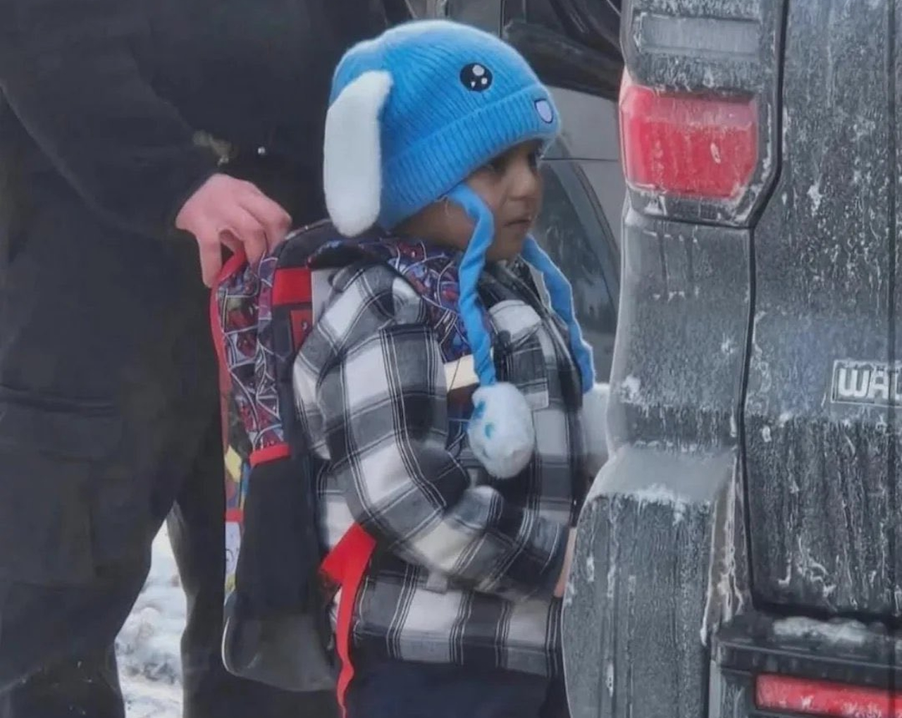 Sodnik odredil izpustitev 5-letnega dečka in očeta, ki sta bila pridržana v raciji