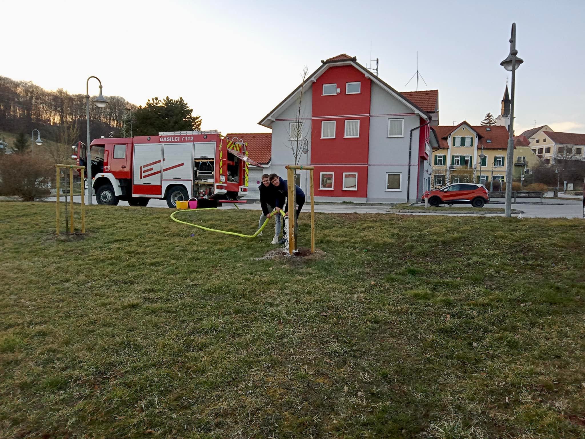 FOTO: Zalivanju lip so se pridružili mladi jakobški gasilci